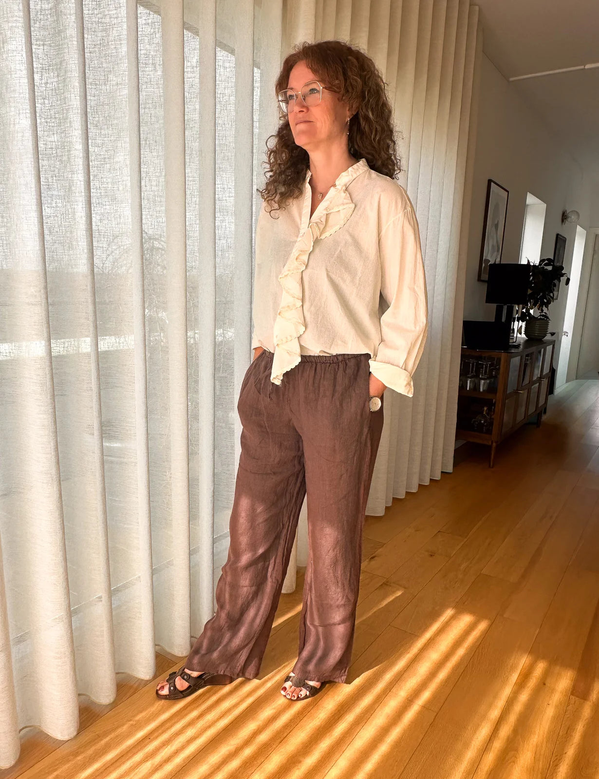 Ida Bomuldsbluse – Beige med Flæsedetalje