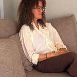 Ida Bomuldsbluse – Beige med Flæsedetalje